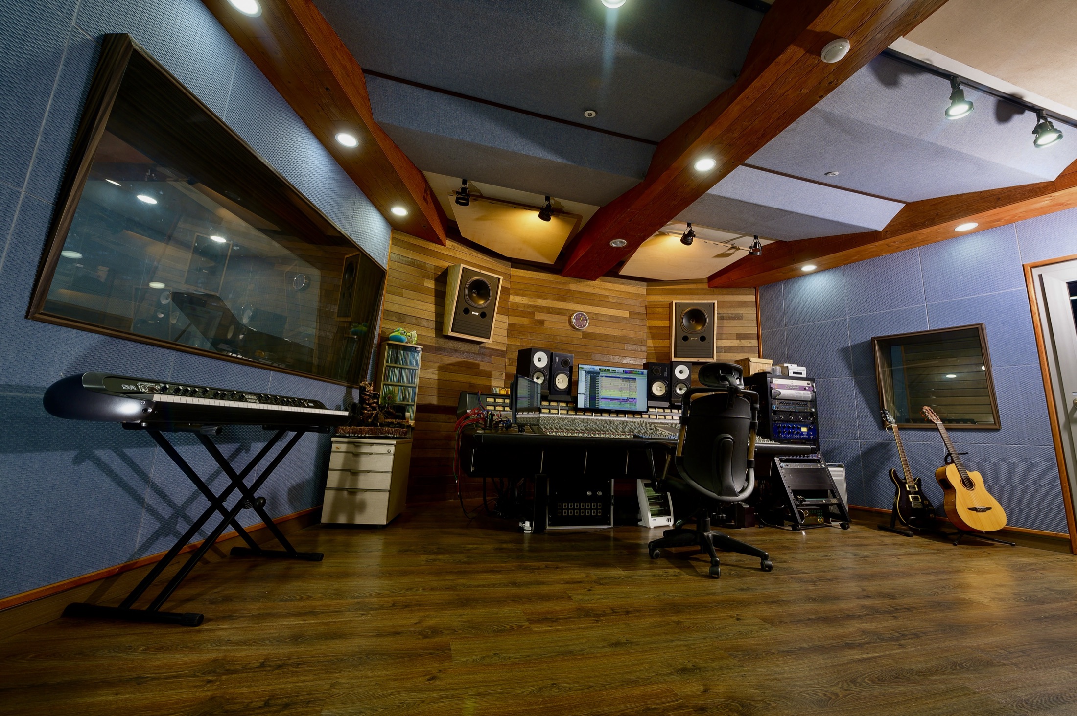 SSL 4000G+ 콘솔이 중심에 놓인 아크뮤직 컨트롤룸