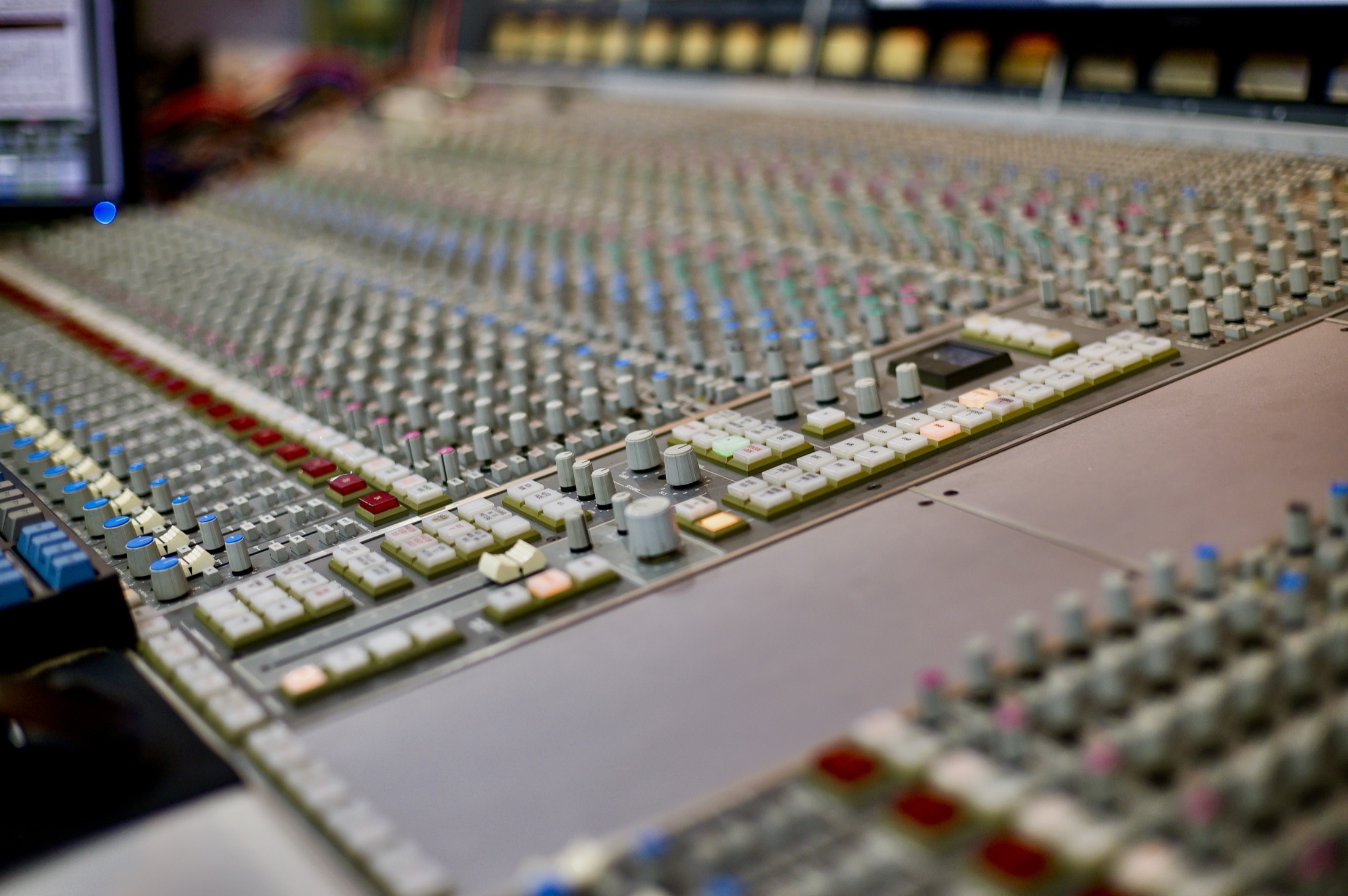 SSL 4000G+ 콘솔이 있는 아크뮤직 컨트롤룸