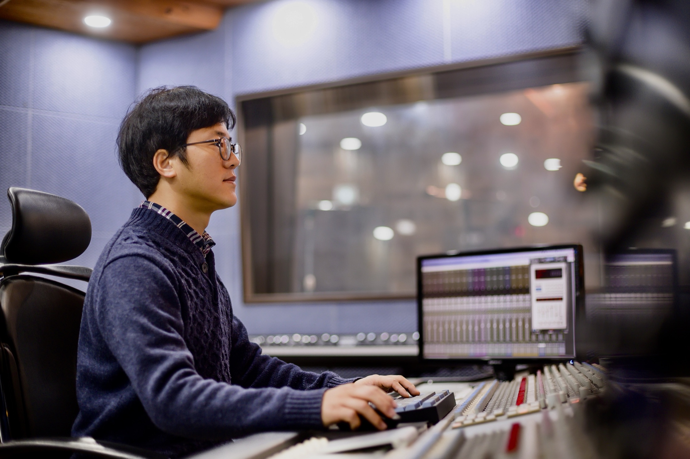 아크뮤직 전문 엔지니어가 콘솔에서 작업하는 모습